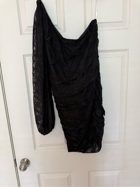 Lulu's Black One-Shoulder Lace Ruched Dress